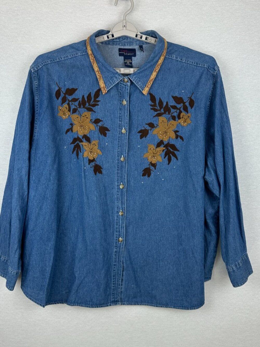 WOMEN'S CTS BLUES COTTON DENIM SHIRT WITH LEATHER FLOWER END GLASS BEAD SIZE 30 - Picture 2 of 12